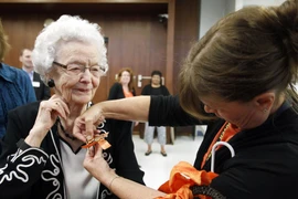 Cụ bà nhận bằng tốt nghiệp trung học ở tuổi 99