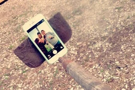 Muôn kiểu gậy tự sướng khó đỡ do dân mạng chế ra