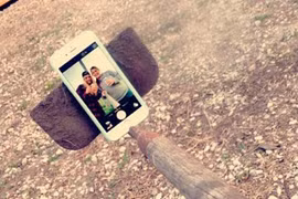 Muôn kiểu gậy tự sướng khó đỡ do dân mạng chế ra