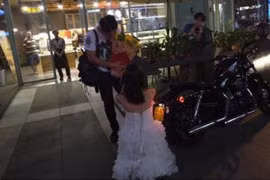 Gái xinh cầu hôn bạn trai bằng siêu xe và căn hộ