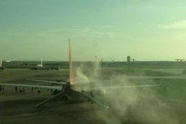 Máy bay chở khách bốc cháy, 12 người bị thương