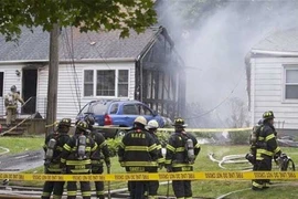 Mỹ: Máy bay đâm nhà dân, 4 người chết