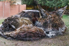 Ngắm loạt động vật khổng lồ cực sinh động làm từ rác thải