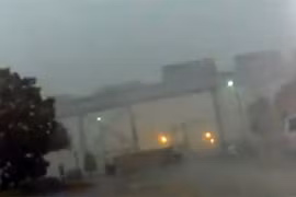 Xem gió bão thổi bay đoàn tàu chở hàng trên cầu