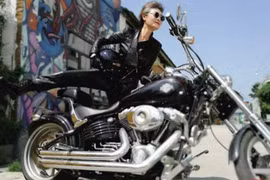 Cụ bà 73 tuổi siêu chất chơi khiến giới trẻ "chạy dài" 