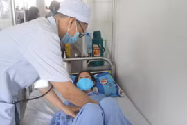 Lấy thành công xương heo 3 cạnh ra khỏi cổ cụ bà 68 tuổi