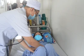 Lấy thành công xương heo 3 cạnh ra khỏi cổ cụ bà 68 tuổi