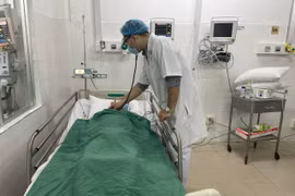 Cứu sống bệnh nhân bị đạn bắn thủng bụng ở miền Tây 