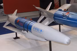 Ấn Độ sắp có bom xuyên cứng cảm biến siêu thông minh từ Israel