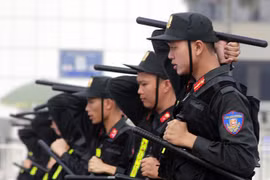 Xem Cảnh sát Cơ động Hà Nội dùng đạn cay, gậy Tonfa chống bạo động 