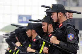 Xem Cảnh sát Cơ động Hà Nội dùng đạn cay, gậy Tonfa chống bạo động 