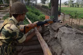 Binh sĩ Ấn Độ và Pakistan bắn nhau dữ dội ở biên giới 