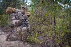 Cận cảnh sư đoàn lính dù Mỹ huấn luyện đột kích trong rừng