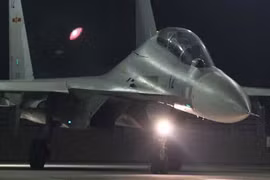 J-10, Su-30MK2 Trung Quốc tập trận đêm ở Hoa Đông