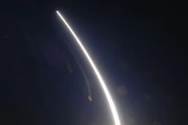 Ảnh đẹp tên lửa đạn đạo Mỹ rời bệ phóng