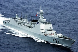 Hạm đội Đông Hải biên chế “lá chắn tên lửa” Type 052C 
