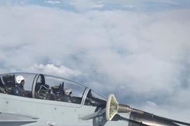 Xem tiêm kích J-10 Trung Quốc “bú sữa” trên không