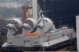 Trung Quốc đóng xong siêu tàu đổ bộ đệm khí Bizon?