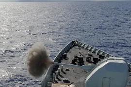 Chiến hạm Trung Quốc “phun khói” ở Nam Thái Bình Dương