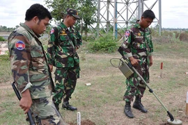 Trung Quốc bắt đầu huấn luyện lính Campuchia phá bom, mìn
