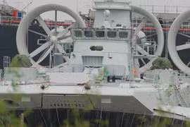 Trung Quốc lắp pháo cho siêu tàu đổ bộ đệm khí