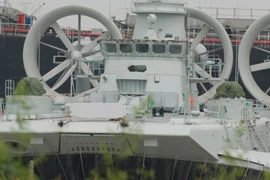 Trung Quốc lắp pháo cho siêu tàu đổ bộ đệm khí