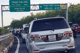 Kẹt xe kéo dài hàng km nên phải xả 2 trạm thu phí trên cao tốc Long Thành - Dầu Giây
