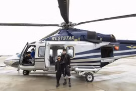 Nhà thiết kế Đỗ Mạnh Cường đưa con trai đi chơi bằng trực thăng