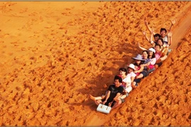 Choáng ngợp với đồi cát có 18 màu kỳ lạ ở Ninh Thuận