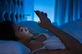 Lý do ánh sáng xanh của thiết bị điện tử bị xem là "kịch độc" 