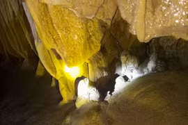 Bên trong hang động hàng triệu năm tuổi ở Điện Biên 