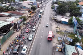 Nhiều người rời TPHCM về quê trước giờ giãn cách