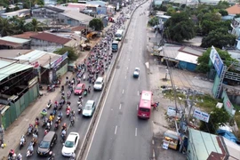 Nhiều người rời TPHCM về quê trước giờ giãn cách