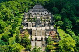 Khám phá lăng Khải Định cùng bức tranh vẽ bằng chân