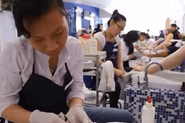 Thảm cảnh bệnh tật đe dọa người Việt làm móng ở Mỹ