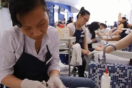 Thảm cảnh bệnh tật đe dọa người Việt làm móng ở Mỹ