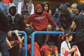 Vụ đánh CĐV Việt Nam được hooligan Malaysia chuẩn bị trước?