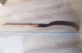 Nghi vấn do ghen tuông, người chồng dùng dao chém đứt 2 cánh tay vợ rồi ra công an đầu thú.