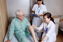 Bác sĩ chỉ rõ thói quen ngày lạnh khiến xương khớp thêm đau nhức