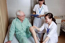 Bác sĩ chỉ rõ thói quen ngày lạnh khiến xương khớp thêm đau nhức