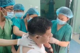 Lấy cây gỗ đâm xuyên từ trước ngực ra sau lưng, thủng phổi