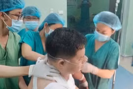 Lấy cây gỗ đâm xuyên từ trước ngực ra sau lưng, thủng phổi