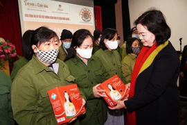 Báo Tri thức & Cuộc sống tặng túi sưởi cho bệnh nhân tâm thần