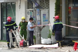 Cơ quan chức năng khám nghiệm hiện trường vụ cháy quán karaoke An Phú ngày 8/9