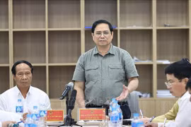 Thủ tướng Phạm Minh Chính chủ trì buổi làm việc với lãnh đạo các bộ, ngành và các Bệnh viện cơ sở 2 tại Hà Nam. Ảnh: TTXVN