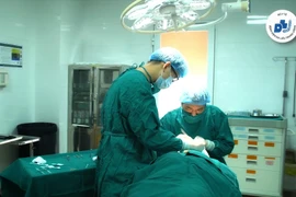 Các bác sĩ Bệnh viện Da liễu TƯ thực hiện ca phẫu thuật cho khách hàng