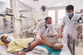 PGS.TS Đỗ Duy Cường và ThS.BS Nguyễn Quang Huy đang thăm khám cho bệnh nhân 