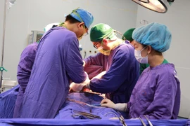 Báo động đỏ cứu thanh niên nhảy cầu tự tử vỡ đa tạng nguy kịch