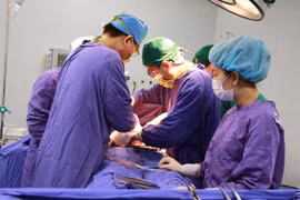 Báo động đỏ cứu thanh niên nhảy cầu tự tử vỡ đa tạng nguy kịch