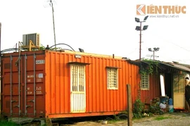 Tận mục bên trong nhà container cũ mèm ở Hà Nội